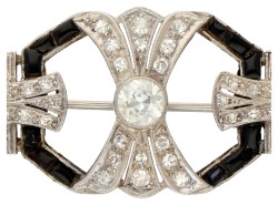 Platina geometrische opengewerkte Art Deco broche bezet met ca. 1.60 ct. diamant