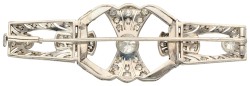 Platina geometrische opengewerkte Art Deco broche bezet met ca. 1.60 ct. diamant