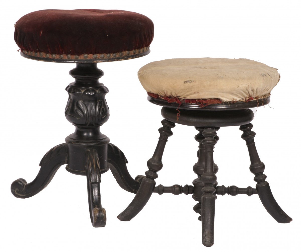 Een lot van (2) gezwart houten pianokrukjes, circa 1900.