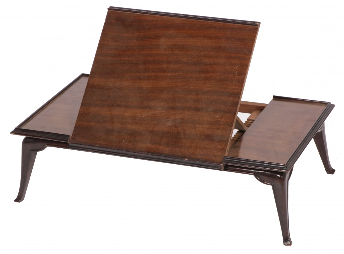 Een mahonie gefineerde tafel lessenaar, midden 20e eeuw.
