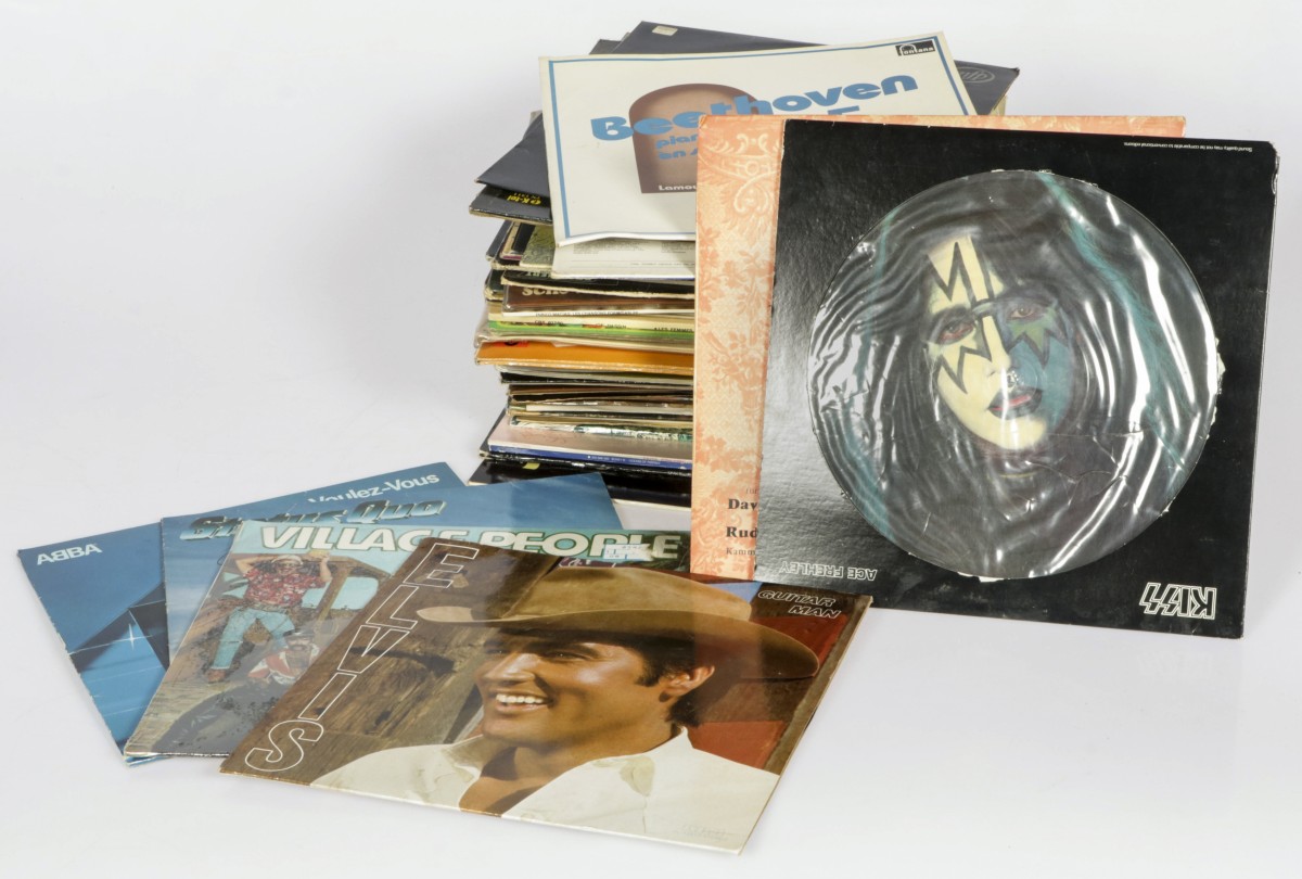 Een lot diverse LP's, waaronder Elvis Presley, Enrico Massias en klassieke muziek.