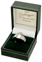 18K Witgouden design ring bezet met ca. 0.70 ct. diamant.