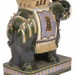 Een Aziatische aardewerken geglazuurde tuinkruk in de vorm van een Indische olifant, 20e eeuw.