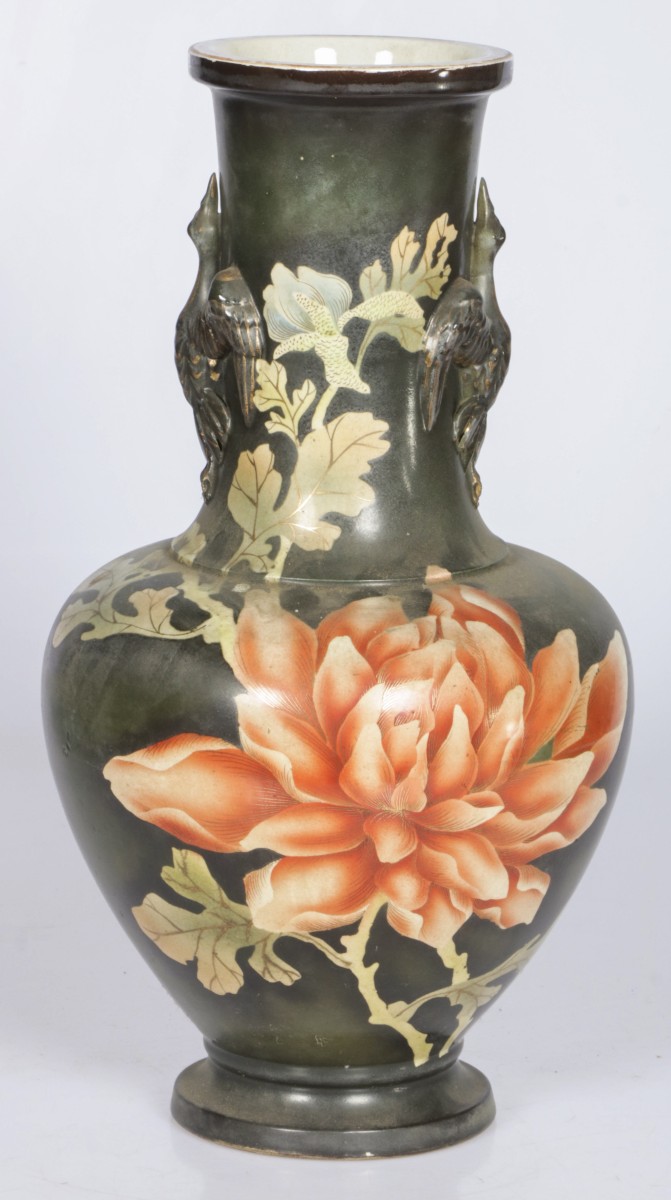 Een groengeglazuurde porseleinen vaas met decor van pioenroos en 2 aalscholvers, China, circa 1900.