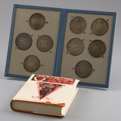 Nederland. 1930. Album van 'Ons Oranje' penningen - In Cassette met boek 'Ons Vorstenhuis' door E. Molt.