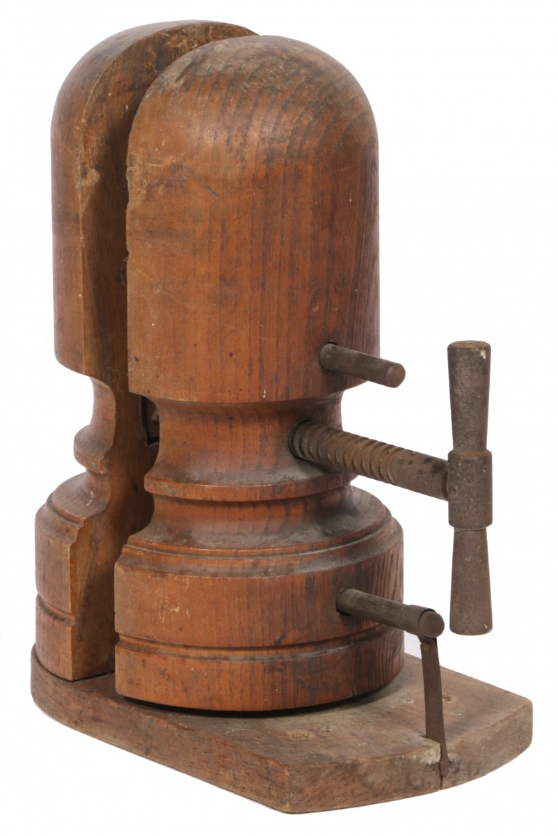 Een eikenhouten verstelbare hoedemakers mal, circa 1900.
