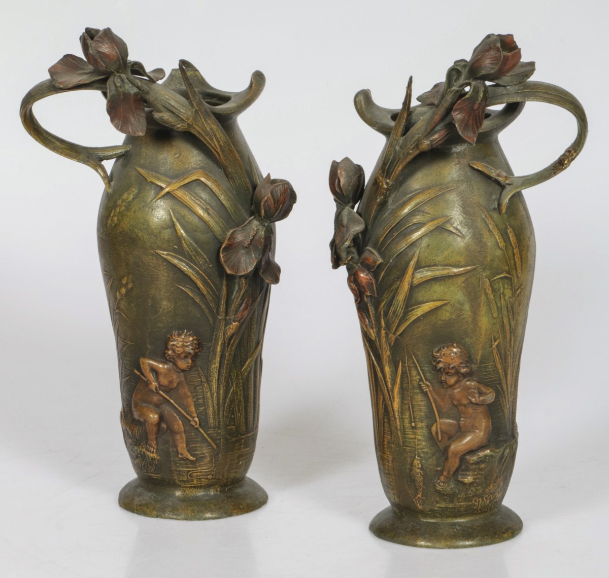 Een set van (2) tinnen vazen in Art Nouveau-stijl, Frankrijk, 1e kwart 20e eeuw.