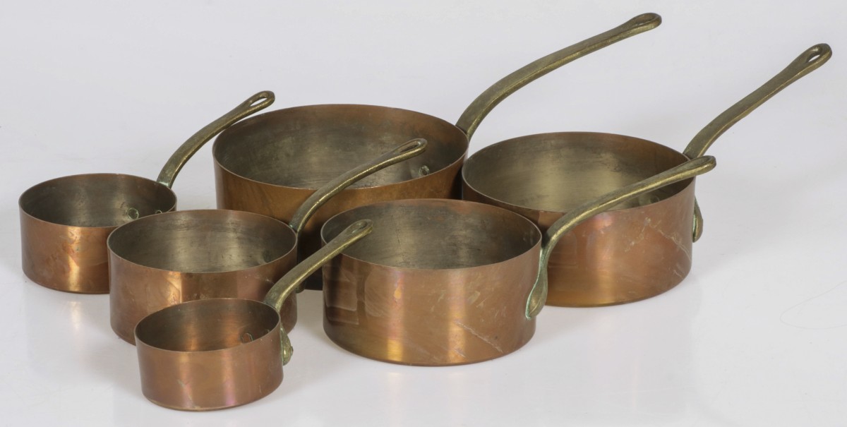 Een (6) delig lot koperen steelpannen, Frankrijk, begin 20e eeuw.