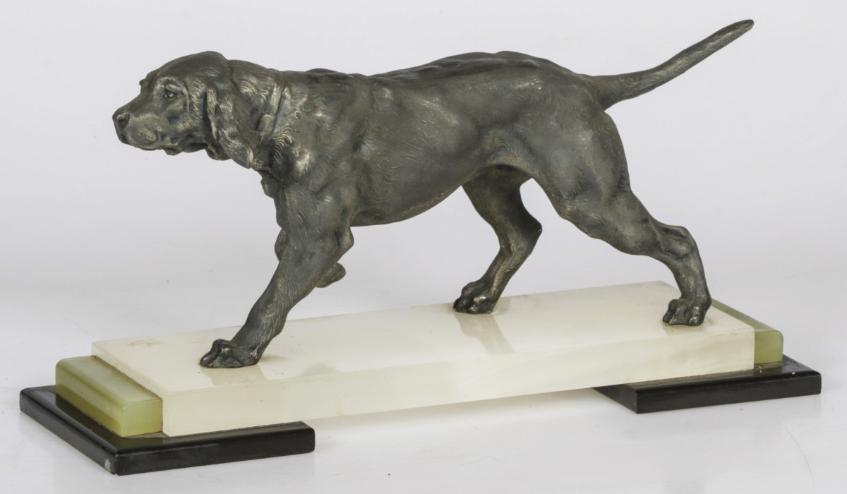 Een ZAMAK sculptuur van een jachthond op marmeren basement, 20e eeuw.