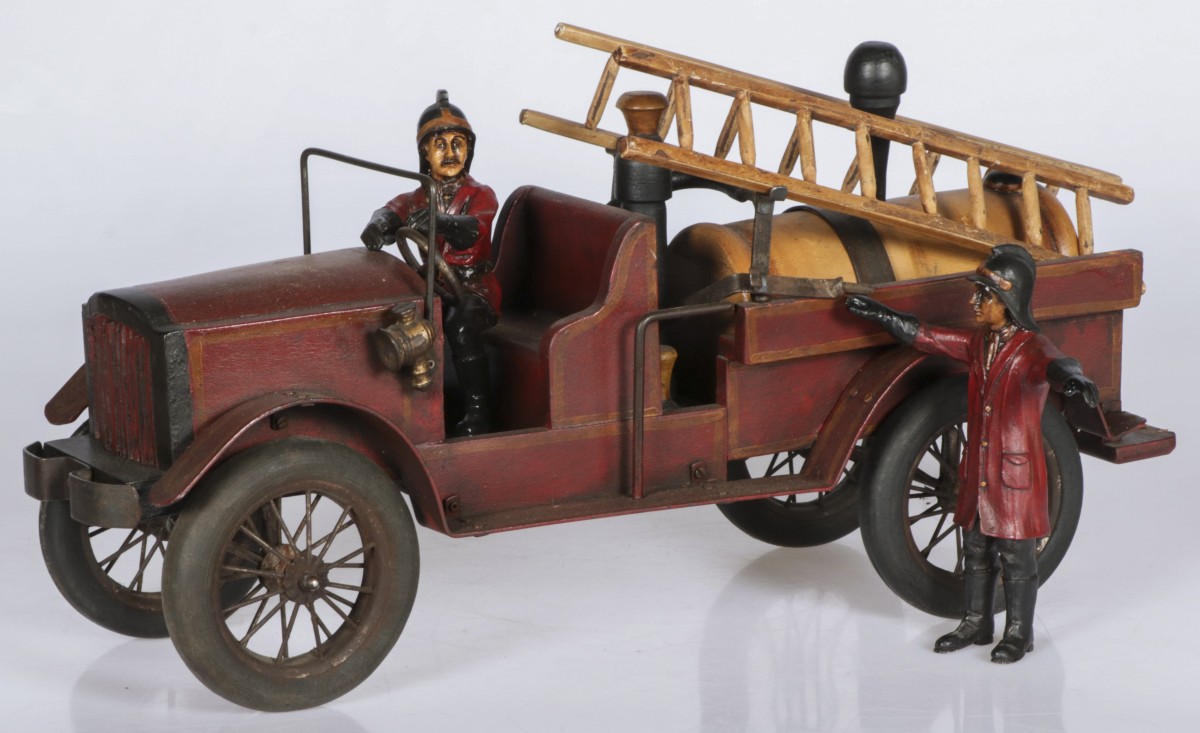Een houten model brandweerwagen, 20e eeuw (decoratie object).