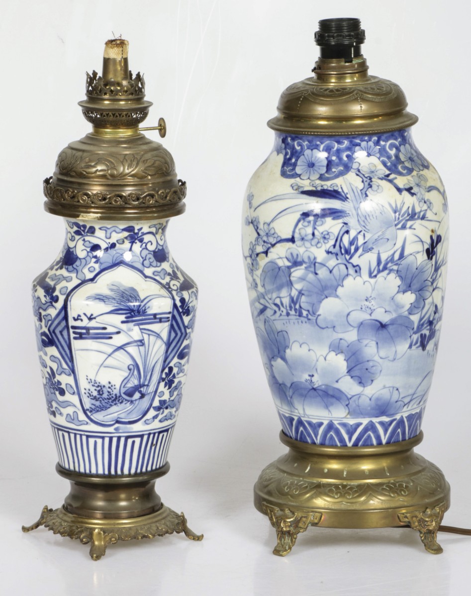 Een lot van (2) Japanse vazen met Arita decor vermaakt tot lampvoeten, circa 1900.