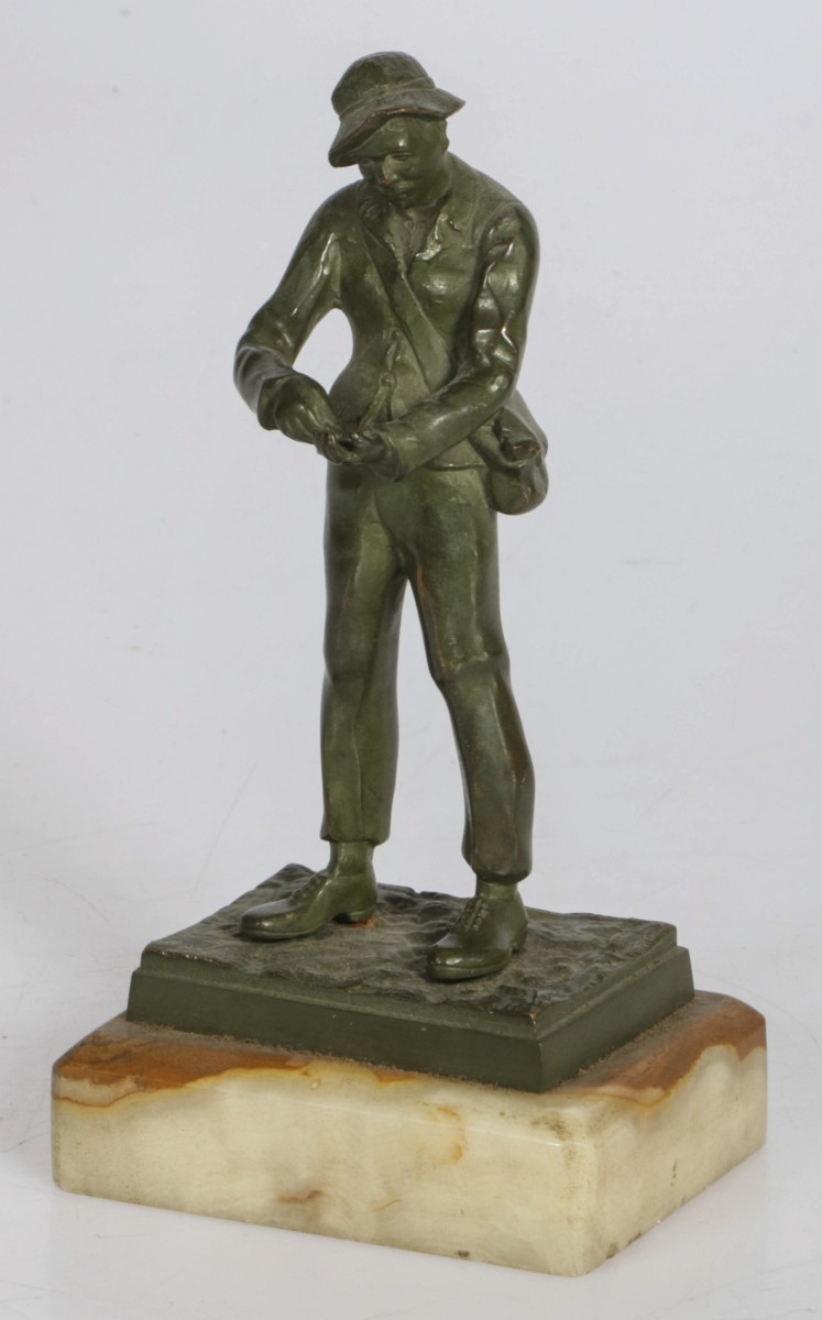 Een bronzen sculptuur van een handelaar/ colporteur, Frankrijk, 2e kwart 20e eeuw.