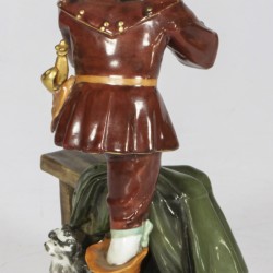 Een porseleinen Rudolstadt figuurstuk van een musketier die zijn pijp stopt, Duitsland, 20e eeuw.