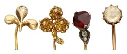 No Reserve - Lot van twee 14K en twee BWG geelgouden reversspelden.