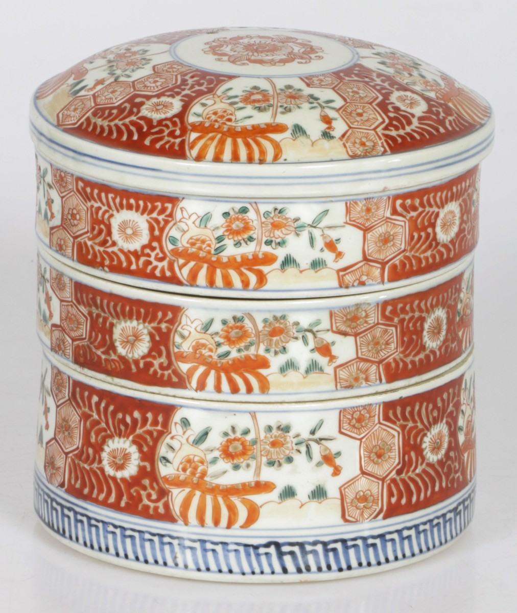 Een Arita porseleinen dekseldoos, Japan, ca. 1900.