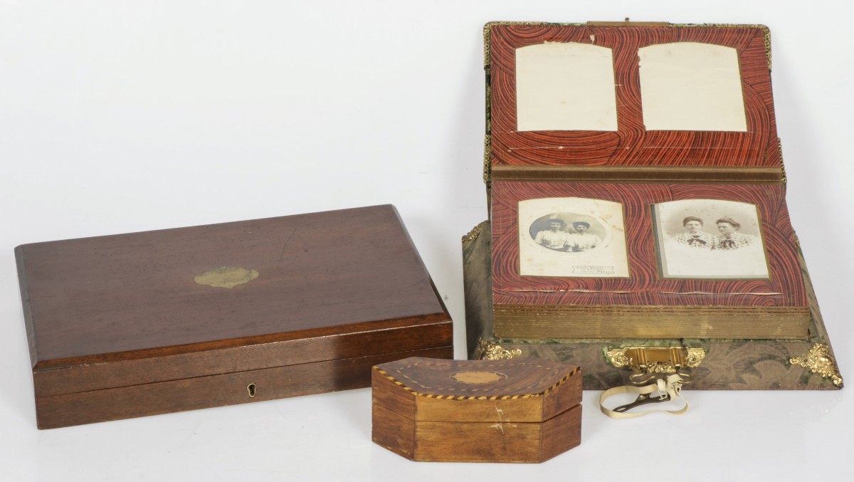 Een lot bestaande uit (2) diverse kistjes, daarbij een foto-album, 1900 en later.
