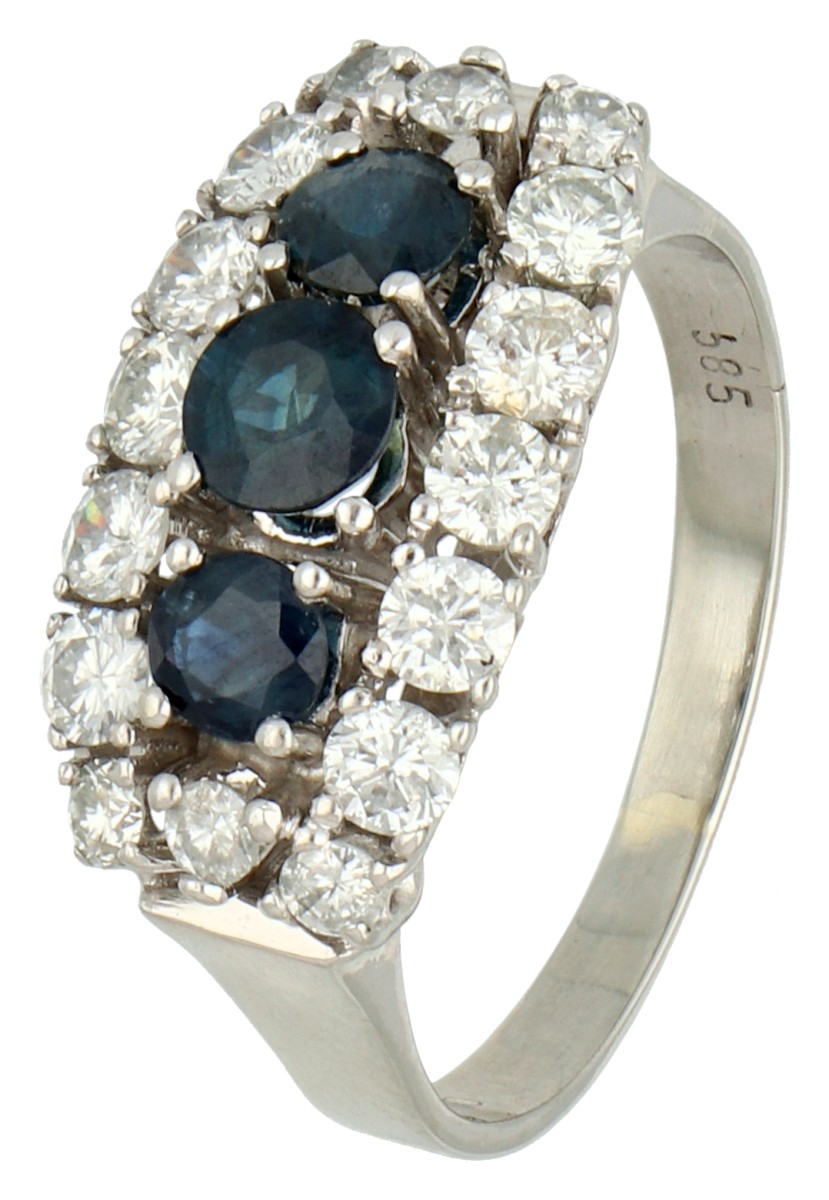 No Reserve - 14K Witgouden drie-steens entourage ring bezet met ca. 0.83 ct. natuurlijke saffier en 0.55 ct. diamanten