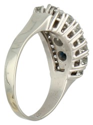 No Reserve - 14K Witgouden drie-steens entourage ring bezet met ca. 0.83 ct. natuurlijke saffier en 0.55 ct. diamanten