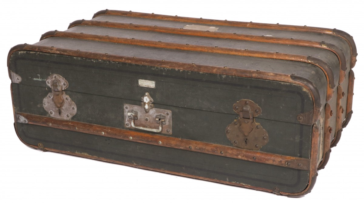 Een houten reiskoffer, ca. 1920.
