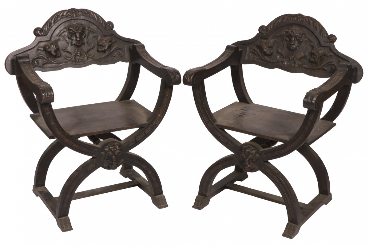 Een set van (2) notenhouten Dagobert stoelen / curulische zetels, begin 20e eeuw.
