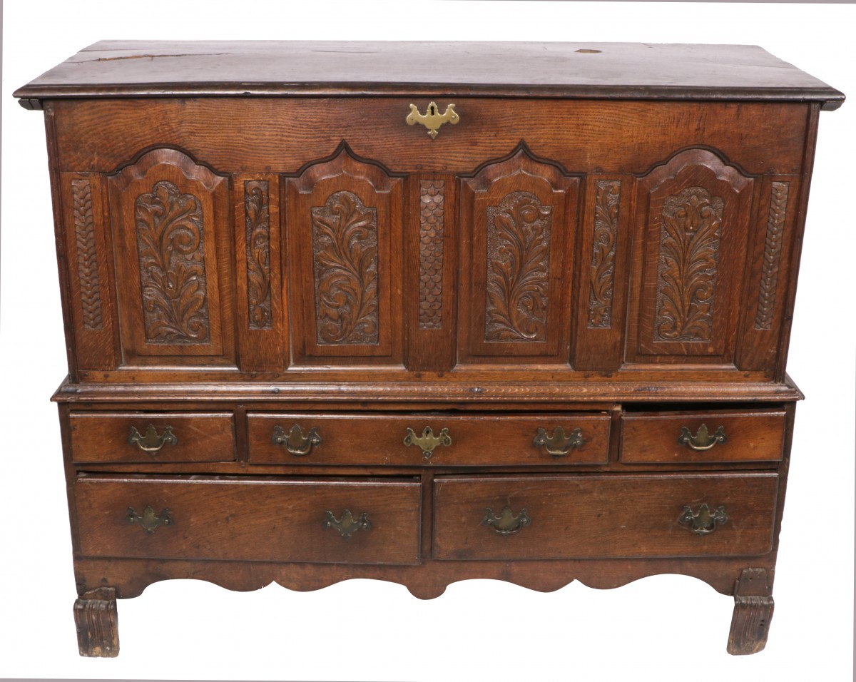 Een eikenhouten gestoken kist, Holland, ca. 1900.