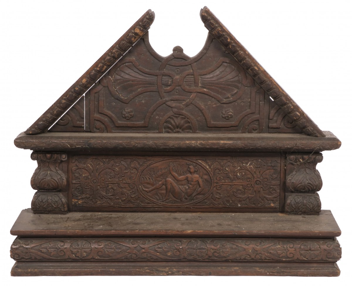 Een eikenhouten wandplanchette in de vorm van een gebroken timpaan, Holland, ca. 1900.