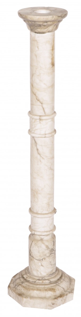 Een witmarmeren piëdestal, Italië, eind 19e eeuw.