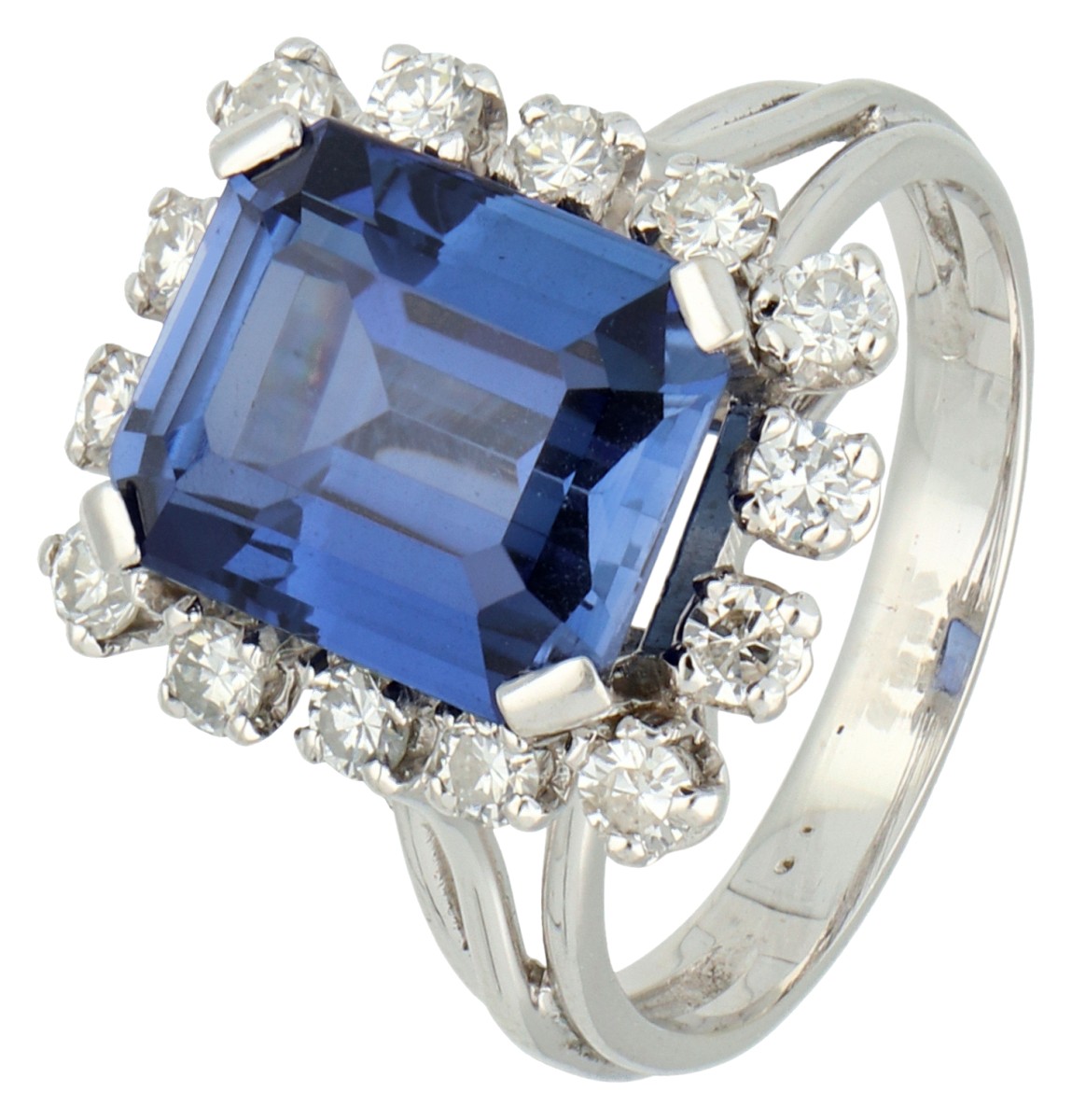 No Reserve - 18K Witgouden entourage ring bezet met ca. 0.14 ct. synthetisch saffier en diamant