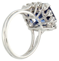 No Reserve - 18K Witgouden entourage ring bezet met ca. 0.14 ct. synthetisch saffier en diamant