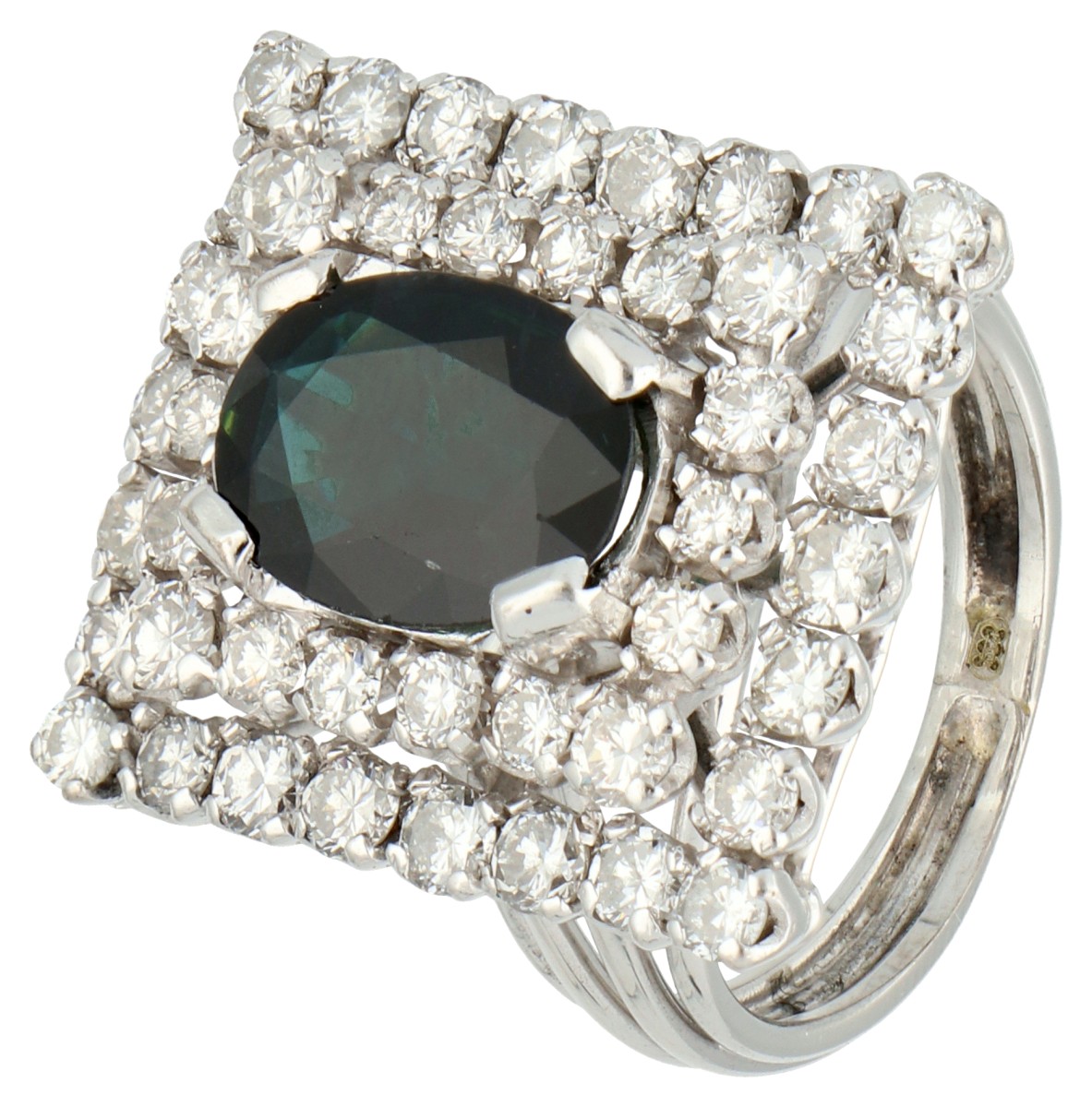 No Reserve - 18K Witgouden entourage ring bezet met ca. 3.68 ct. natuurlijke groene saffier en diamant.