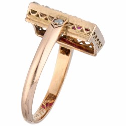 Roségouden ring bezet met 20 roos geslepen diamanten en ca. 0.42 ct. synthetische robijn - 14 kt.