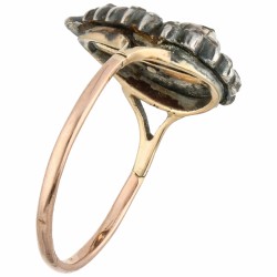 Rosegouden ring bezet met 22 diamanten in een peervormige zetting - 14 kt. en 925/1000.