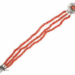 Drierijige bloedkoralen armband met een zilveren baksluiting - 835/1000.