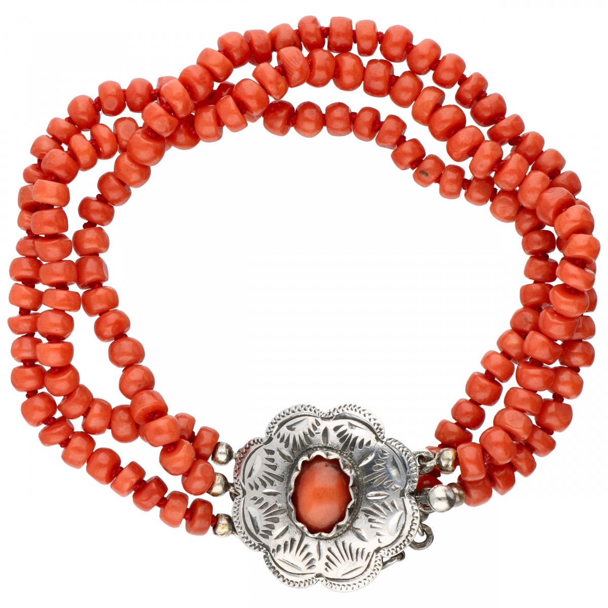 Drierijige bloedkoralen armband met een zilveren baksluiting - 835/1000.