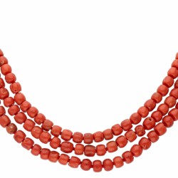 Drierijig bloedkoralen collier met een zilveren baksluiting - 14 kt.