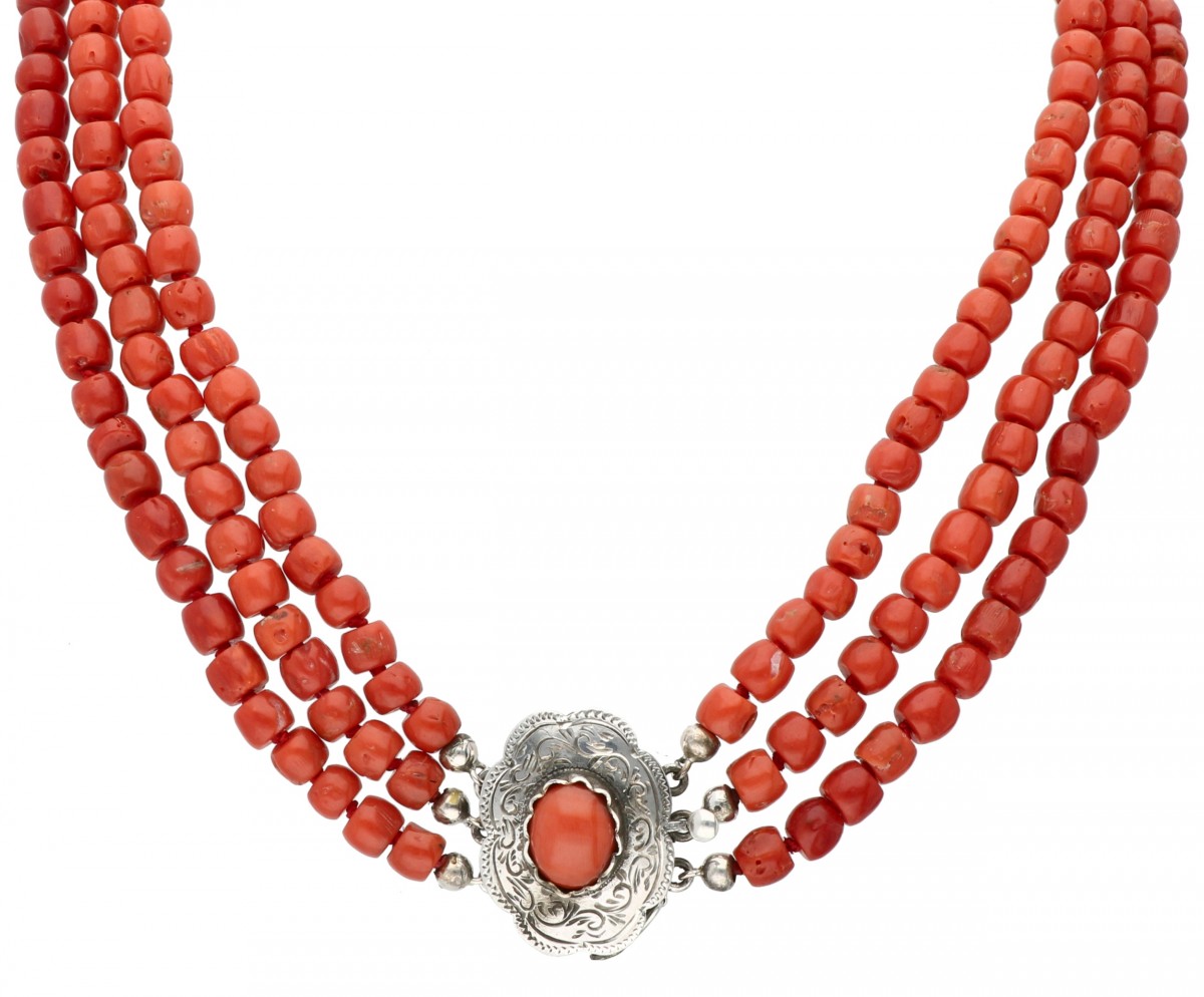 Drierijig bloedkoralen collier met een zilveren baksluiting - 14 kt.