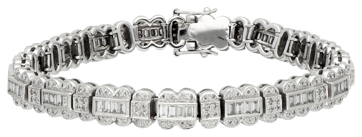 18K Witgouden schakel armband bezet met ca. 3.88 ct. diamant.