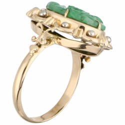 Geelgouden ovale opengewerkte ring bezet met bloemvormig gesneden jade - 14 kt.