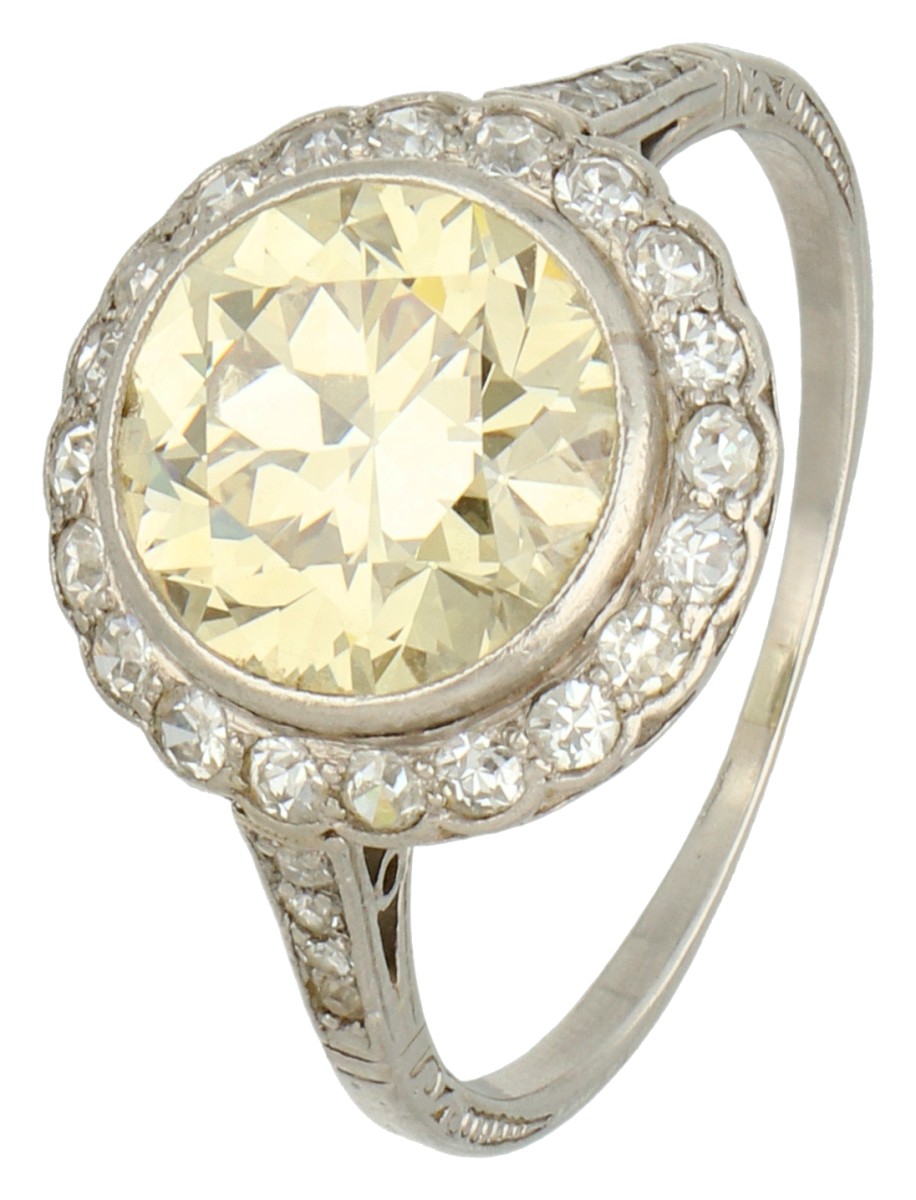 << TEST KAVEL >>   HRD-gecertificeerde platina Art Deco entourage ring bezet met ca. 3.60 ct. diamant.

