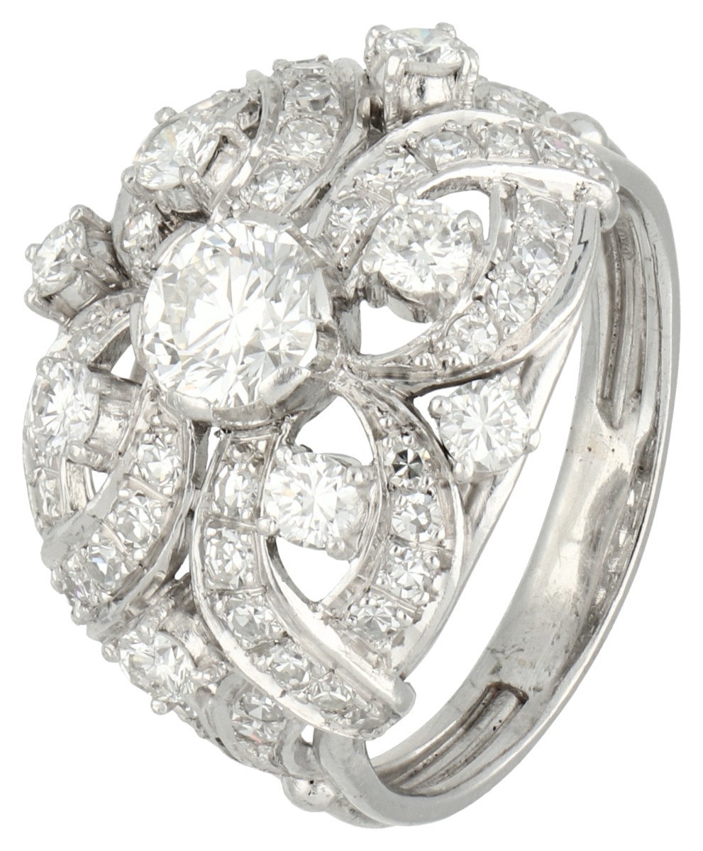 No Reserve - Platina ring bezet met ca. 1.77 ct. waarvan de centrale diamant 0.65 ct. 