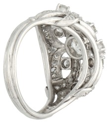 No Reserve - Platina ring bezet met ca. 1.77 ct. waarvan de centrale diamant 0.65 ct. 