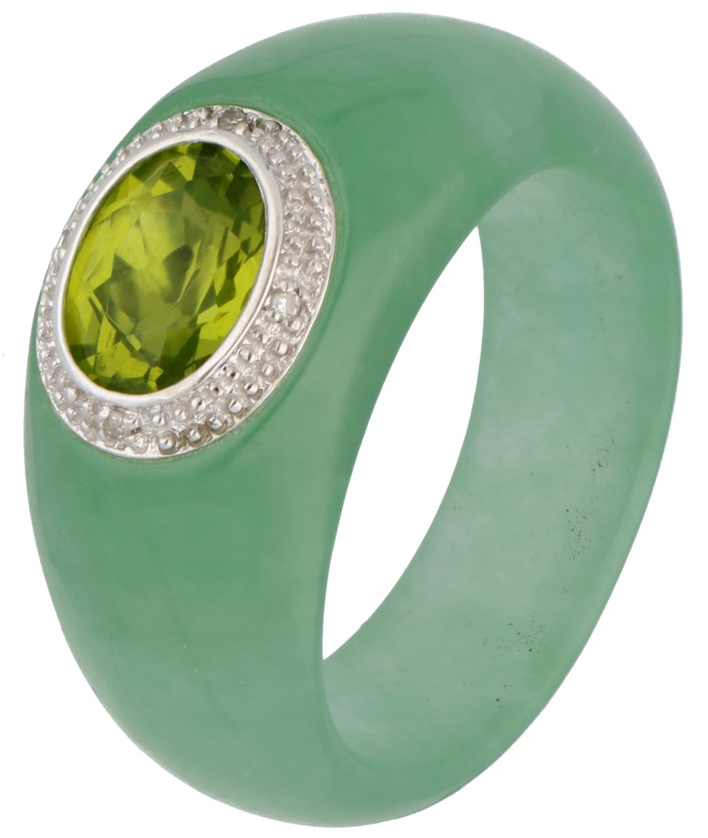 No Reserve - Ring van gesneden jadeite en bezet met een peridot en diamant.