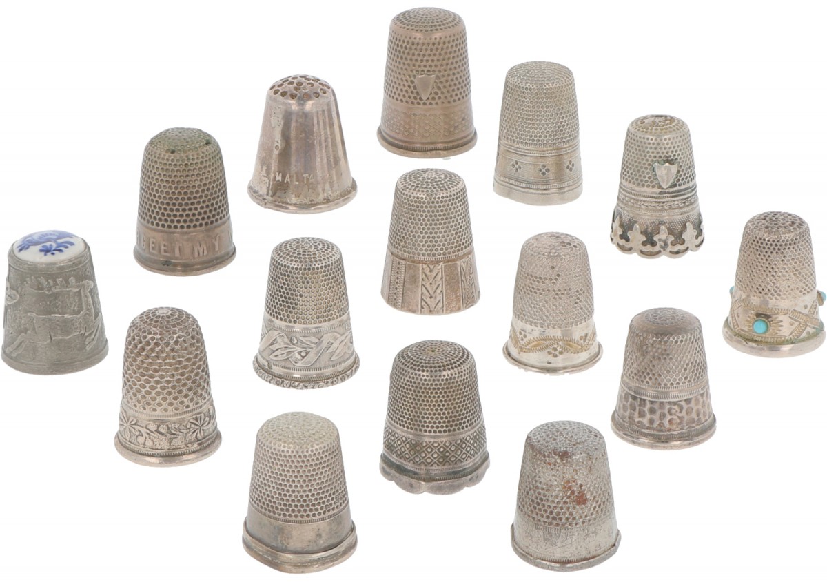 (15) Delig lot vingerhoedjes zilver.