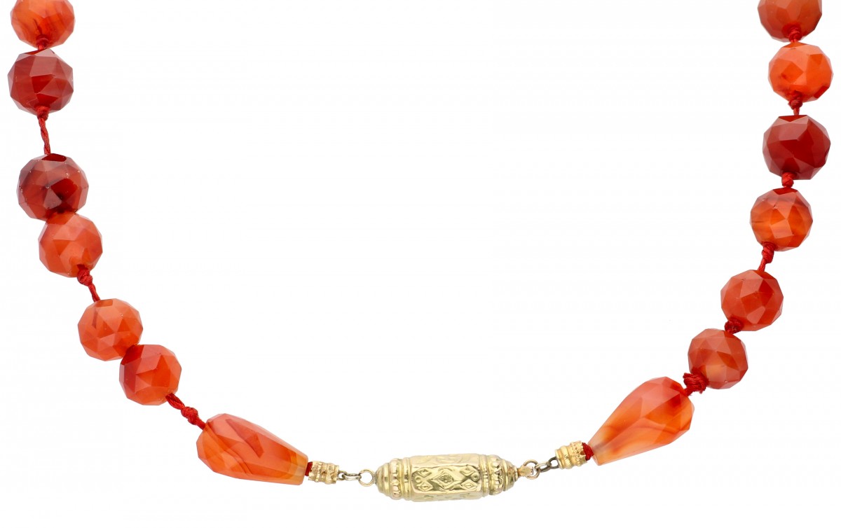 Collier van carneool met een geelgouden sluiting - BWG 10 kt.