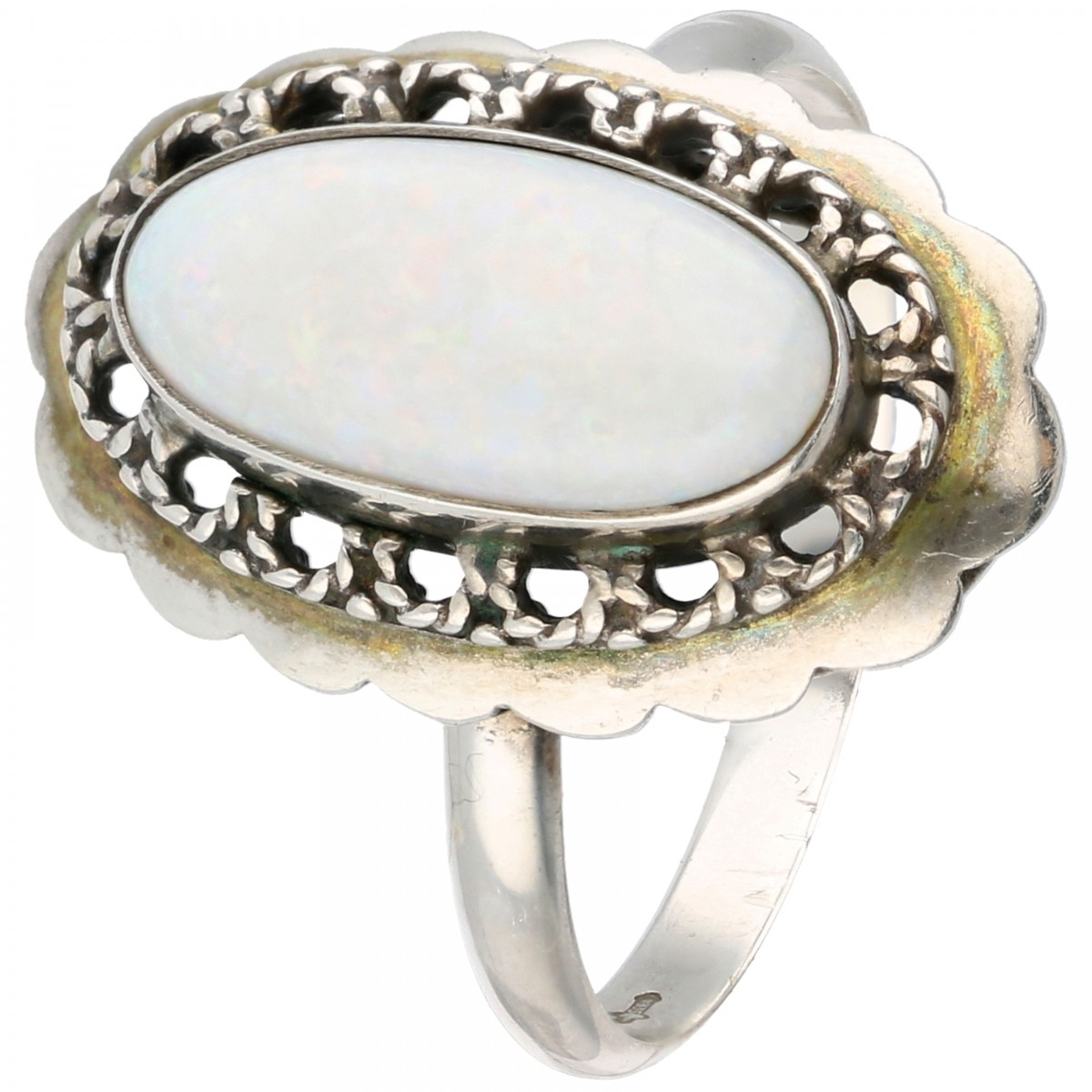 Zilveren ovale ring bezet met ca. 1.48 ct. witte opaal - 835/1000.