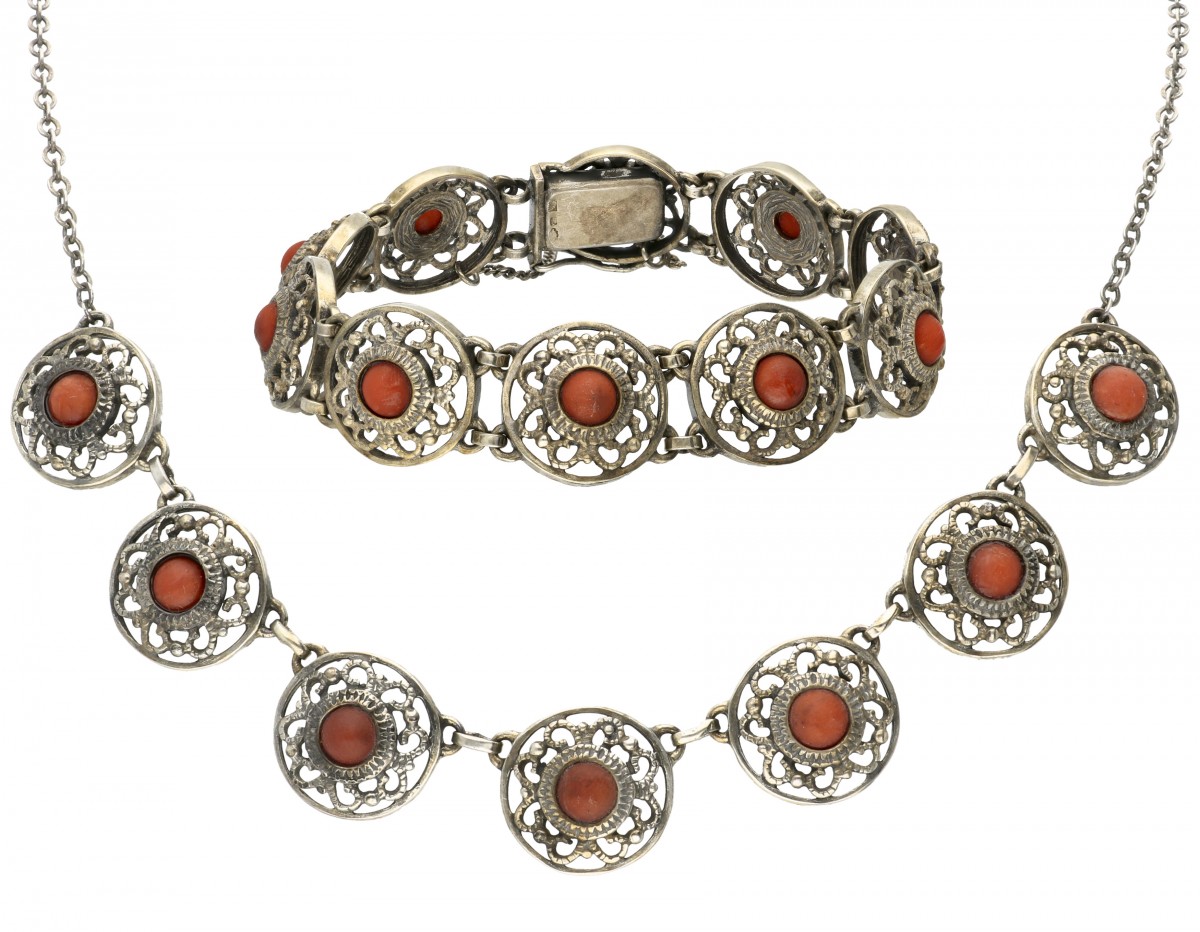 Set van zilveren opengewerkte armband en collier met bloedkoraal - 835/1000.