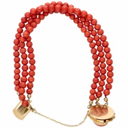 Drierijige bloedkoralen armband met een opengewerkte geelgouden sluiting - 14 kt.