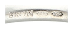 Bron 14K witgouden 'Phlox' ring bezet met saffier en diamant.