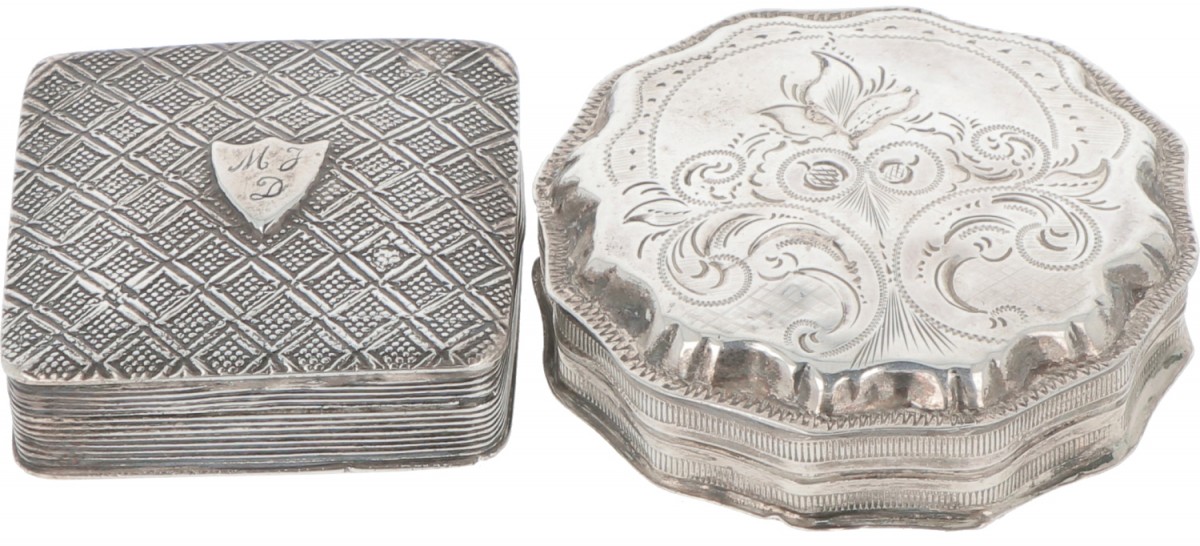 (2) delig lot pepermunt doosjes zilver.