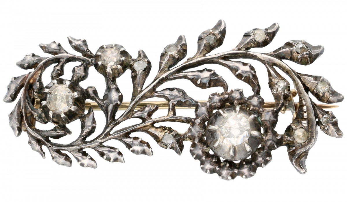 Zilveren floraal opengewerkte Friese veer-broche bezet met diamant - 835/1000.